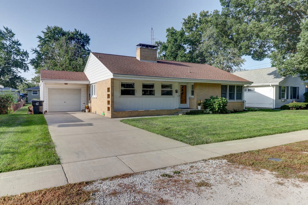 807 E Pinzon St, Tuscola, IL 61953 - photo 1