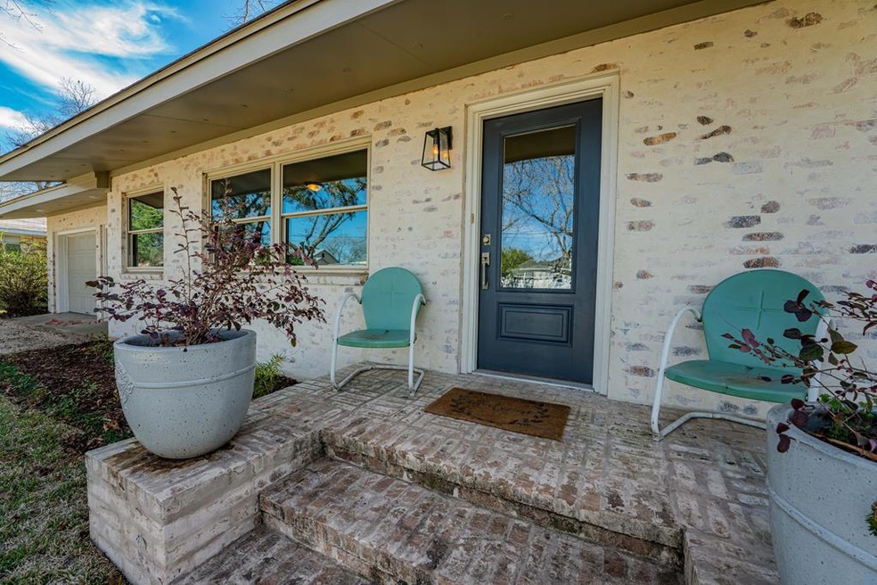 407 N Edison St, Fredericksburg, TX 78624 - photo 1