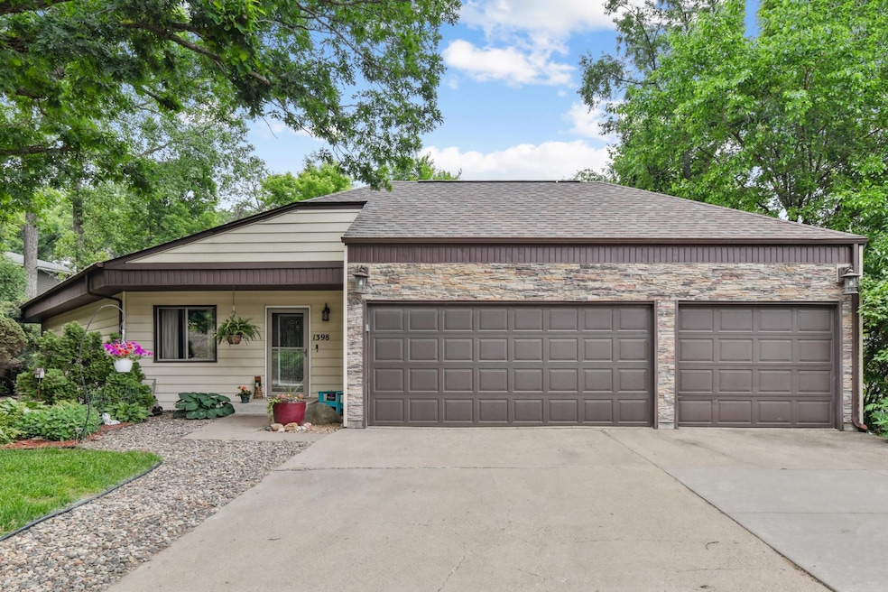 Welcome to 1398 Summit Circle in West St. Paul!