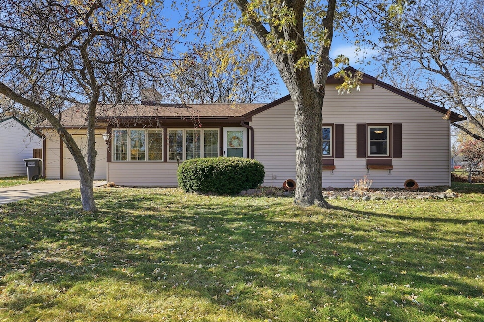 915 Parkview Ln, Mukwonago, WI 53149 - photo 1