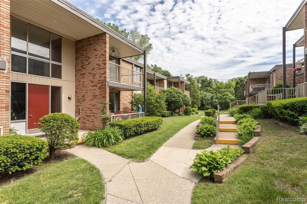 Welcome to 4041 W. Maple, Building E Unit 104