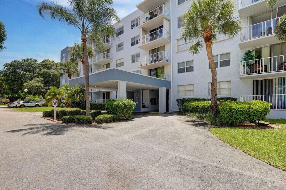 470 Executive Center Dr unit 16, West Palm Beach, FL 33401 - photo 1