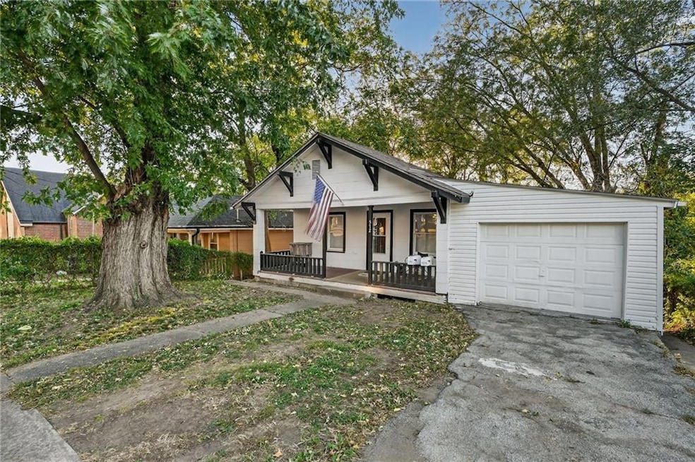 572 S Crescent Ave, Independence, MO 64053 - photo 1
