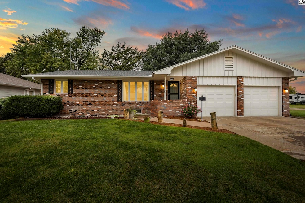 403 S Garfield Ave, Lyons, KS 67554 - photo 1