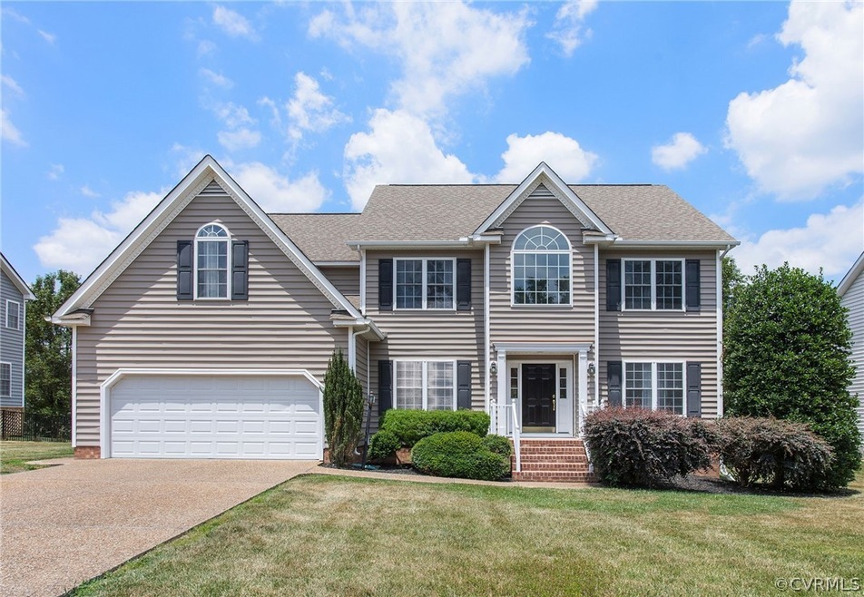View of front of house featuring a front lawn and