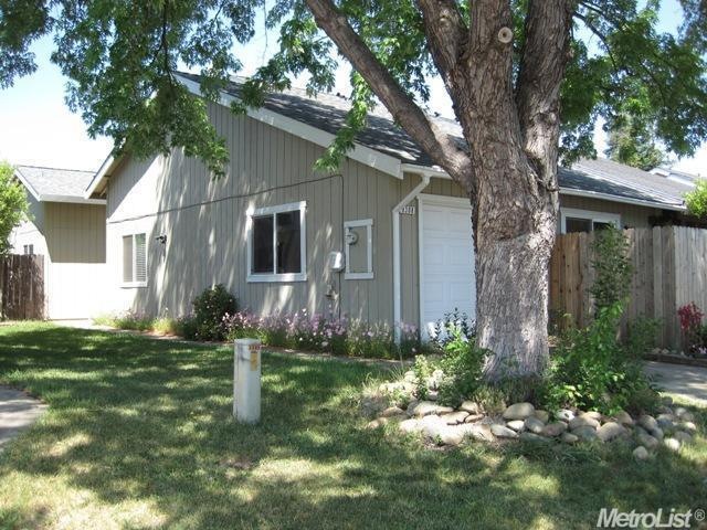 Welcome home to 9308 Aizenberg Cir.  Located in a 