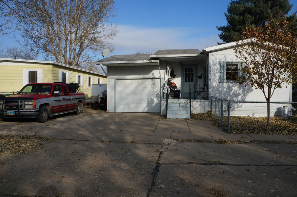 204 E Coyote St, Mandan, ND 58554 - photo 1