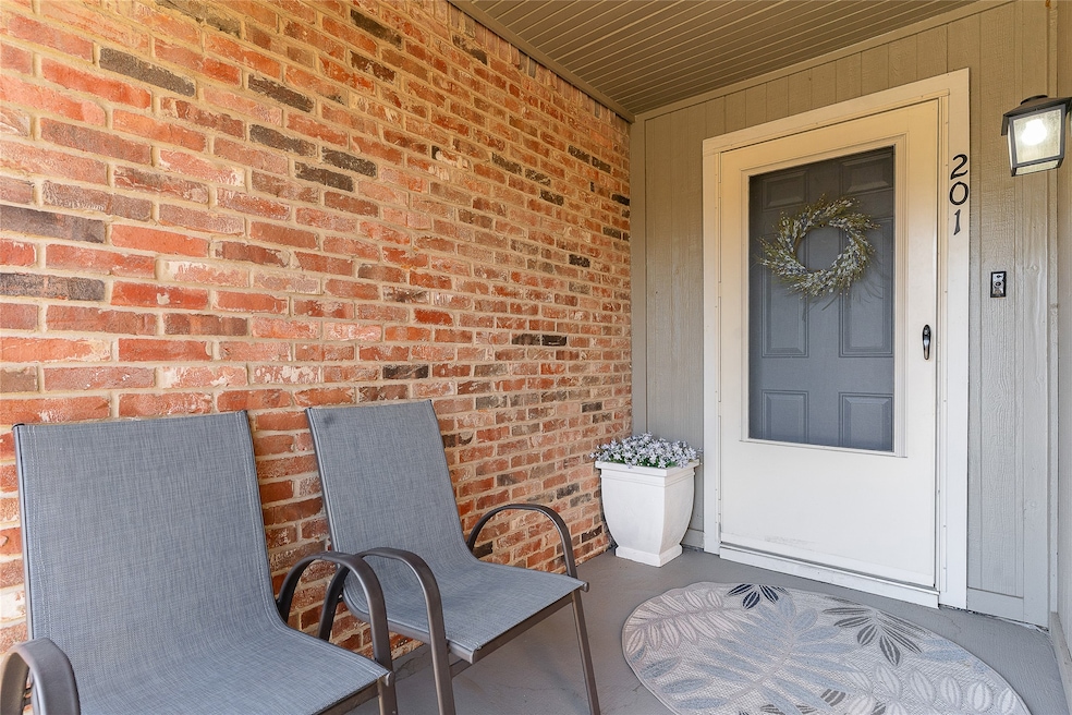 Nice covered entry to this second floor unity