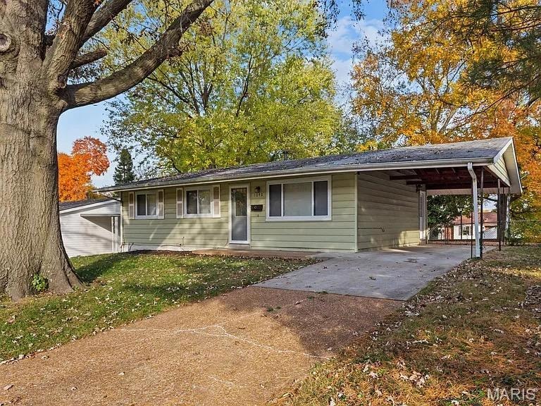 1040 Bluefield Dr, Florissant, MO 63033 - photo 1