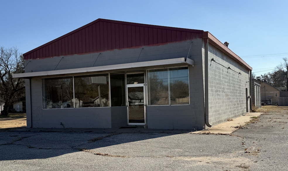 315 W D Ave, Kingman, KS 67068 - photo 1