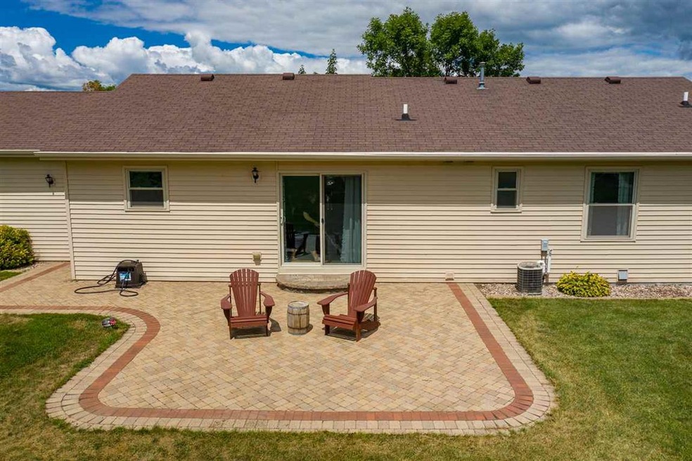 W5347 Linden Hill Dr, Appleton, WI 54915 - photo 1