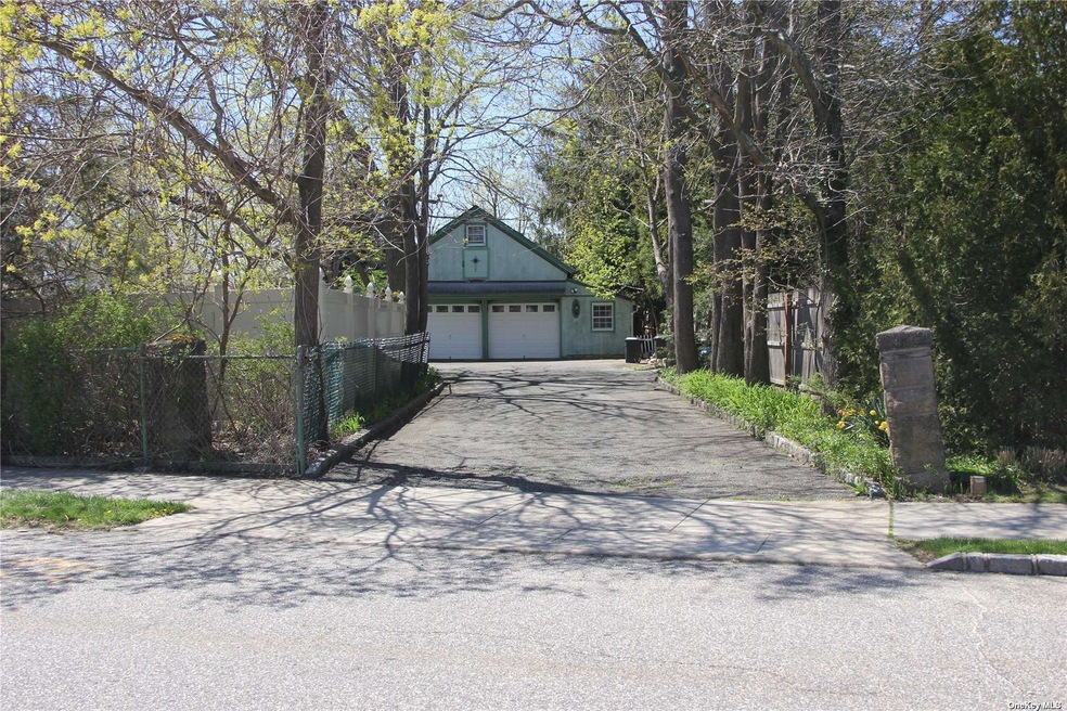 493 Middle Rd, Bayport, NY 11705 - photo 1