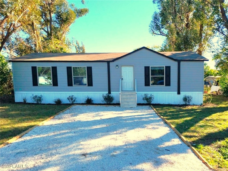 View of front facade featuring a front lawn