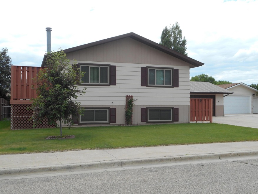 2113 8th Ave. East<|><|>