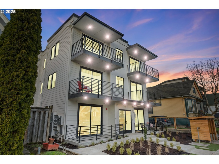 121 N Going St unit 202, Portland, OR 97217 - photo 1