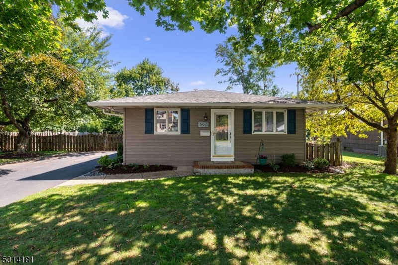 390 Seneca Ave, Middlesex, NJ 08846 - photo 1