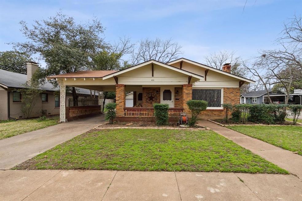 202 Bellevue Dr, Cleburne, TX 76033 - photo 1