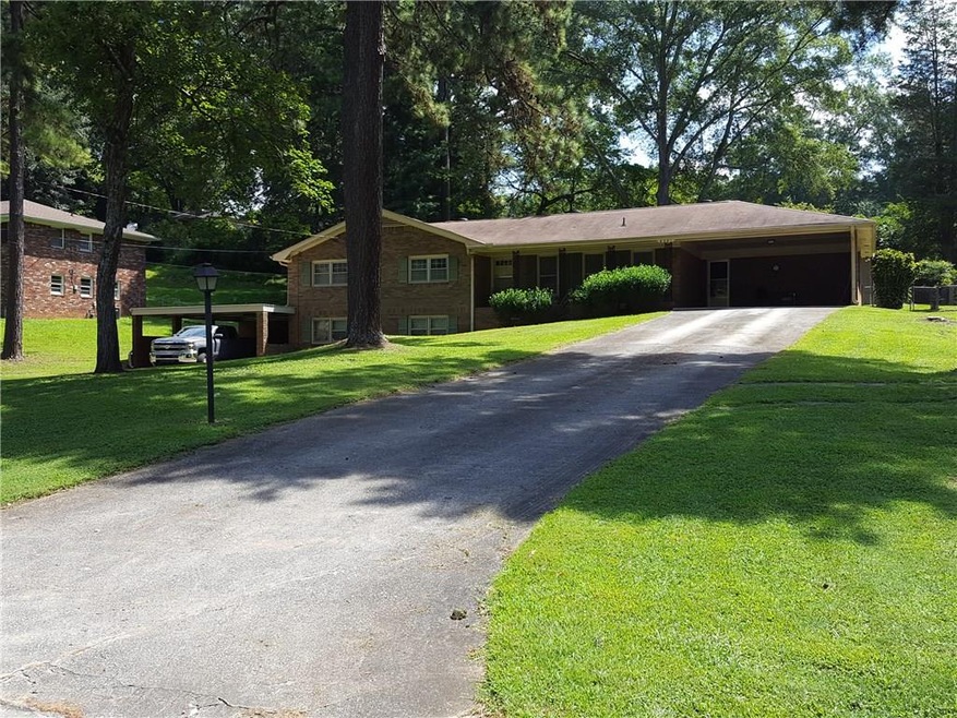 Lg front yard, 2 driveways & carports, gas lamp