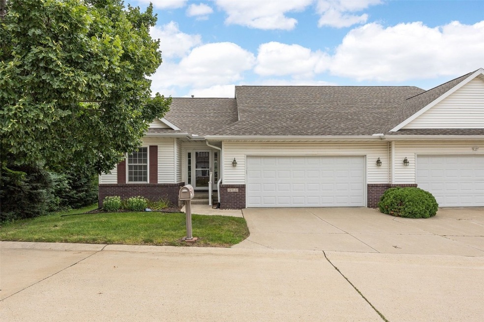 1816 Emmy Ln, Hiawatha, IA 52233 - photo 1