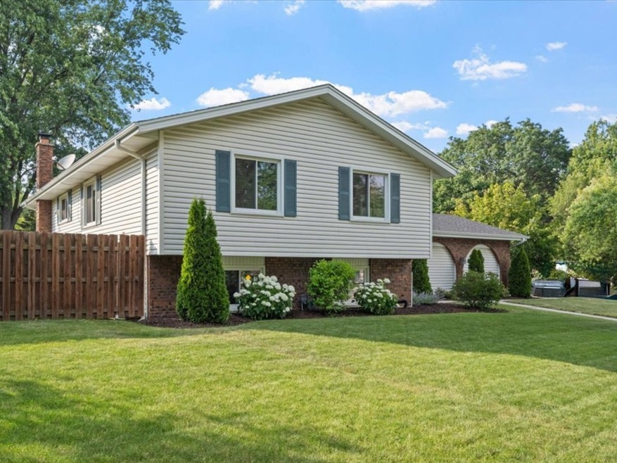 1133 Huntleigh Dr, Naperville, IL 60540 - photo 1