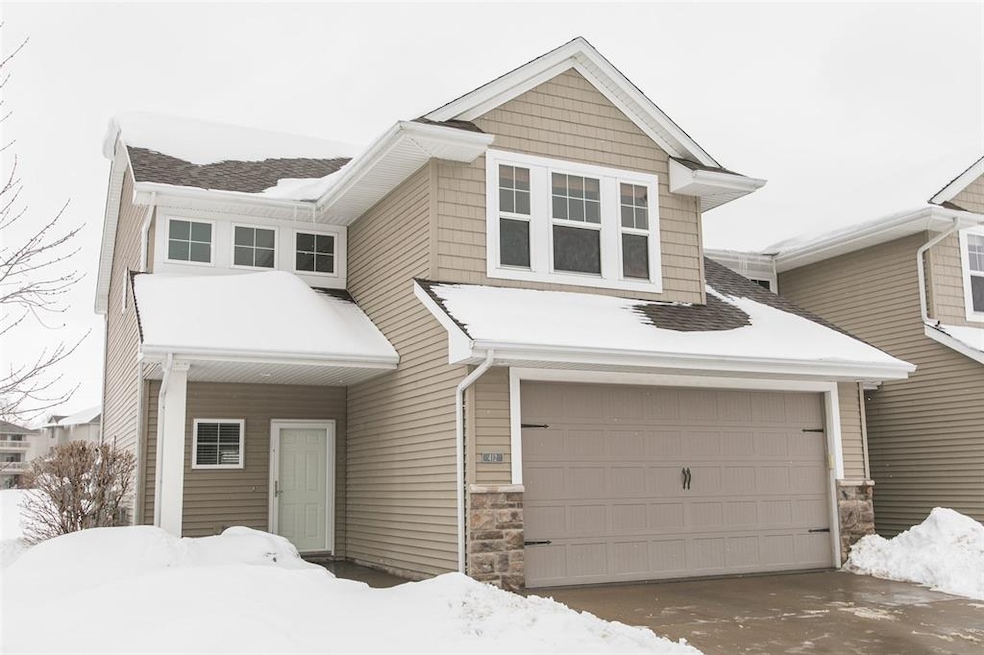 412 Cimarron Dr, Hiawatha, IA 52233 - photo 1