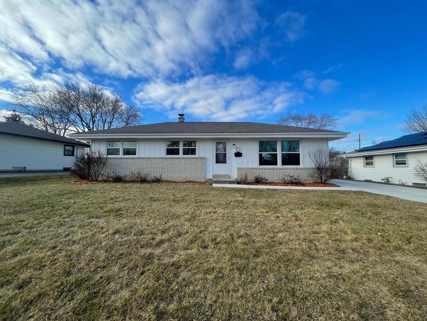 W151N8349 Thomas Dr, Menomonee Falls, WI 53051 - photo 1