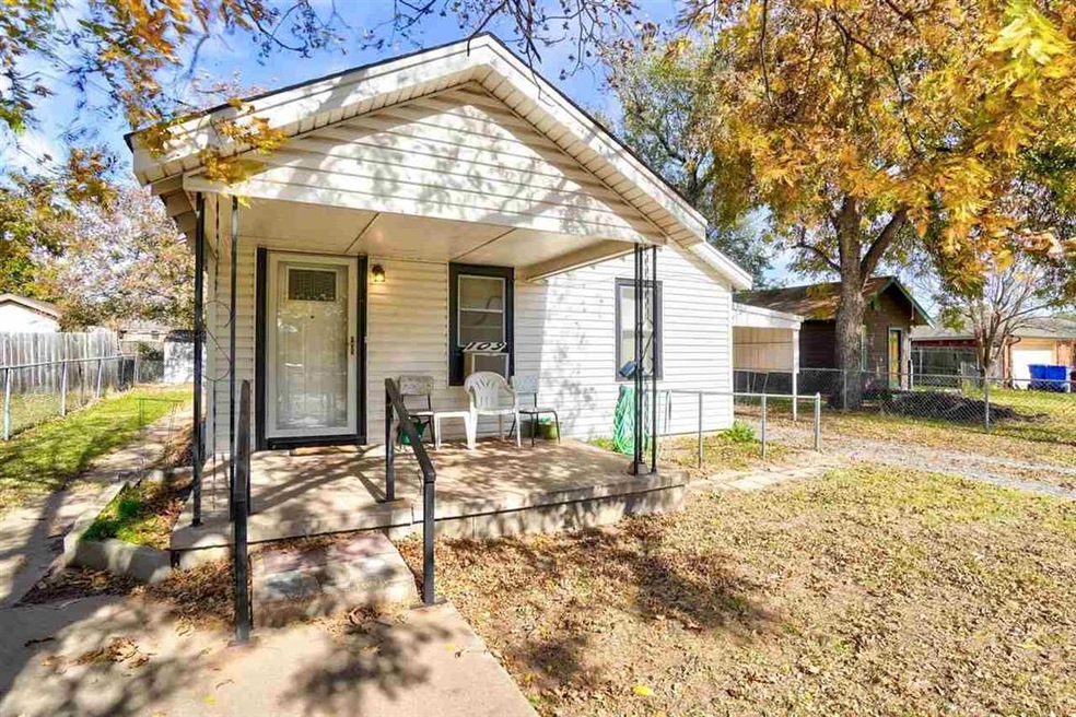 109 W East Ave, Cache, OK 73527 - photo 1