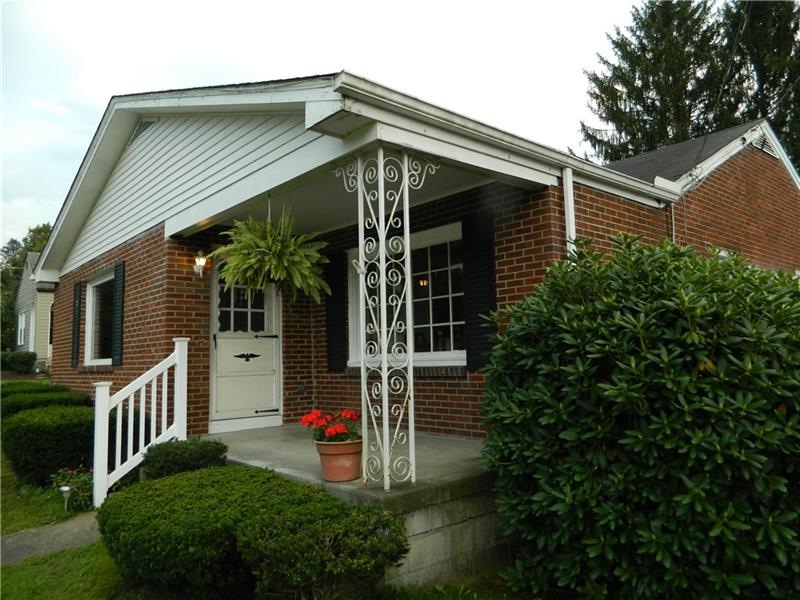 WELCOME TO 200 EKASTOWN ROAD! ENJOY SOME TIME SITT