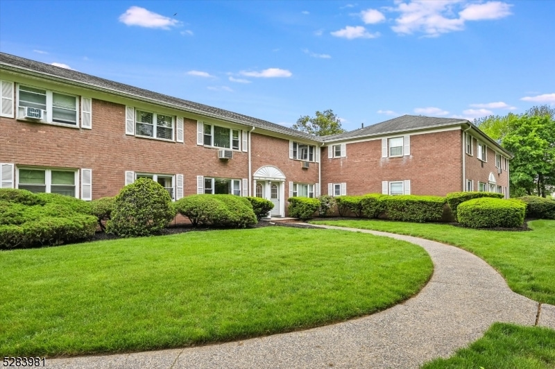 14 Manchester Ct, Wayne, NJ 07470 - photo 1