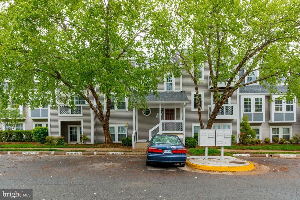 12894 Grays Pointe Rd unit B, Fairfax, VA 22033 - photo 1