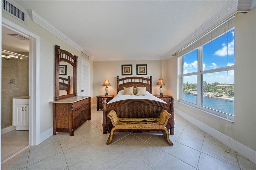 Welcome Home! Main bedroom with walk in closet & o