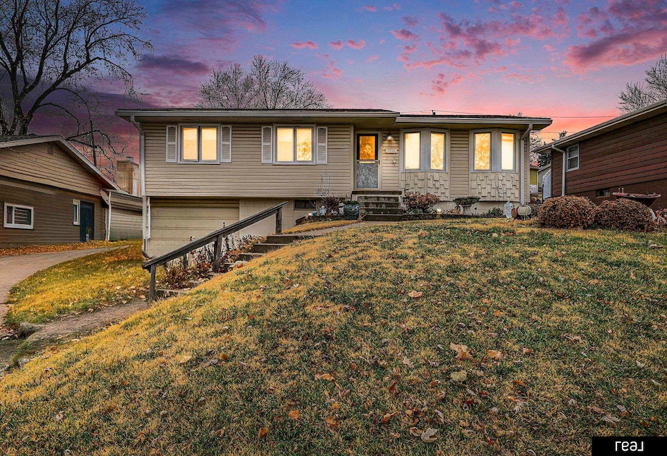 7210 Wood River Dr, Omaha, NE 68157 - photo 1