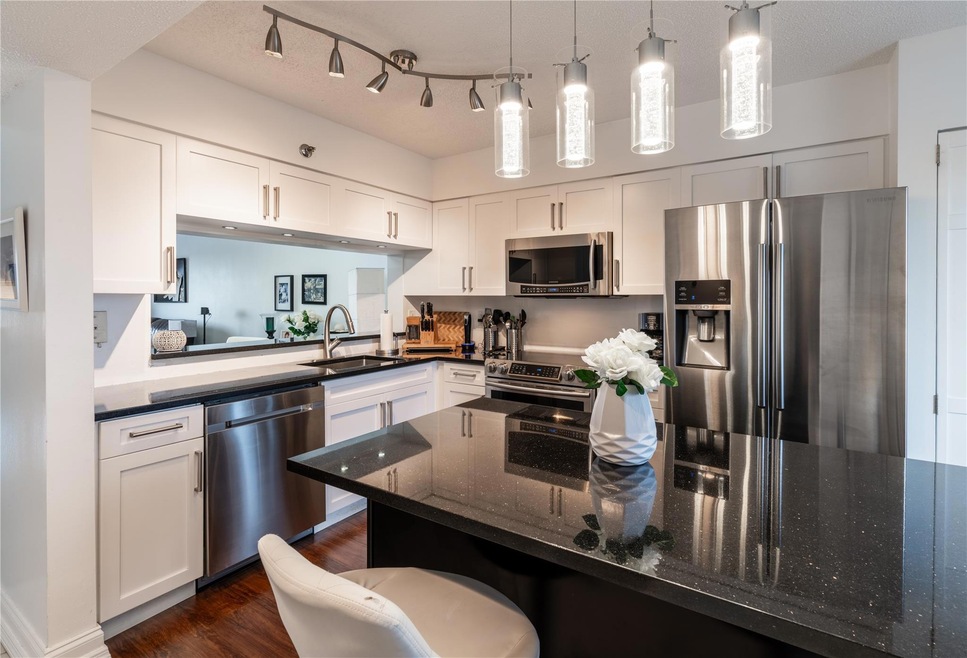 Gorgeous Kitchen with Island!