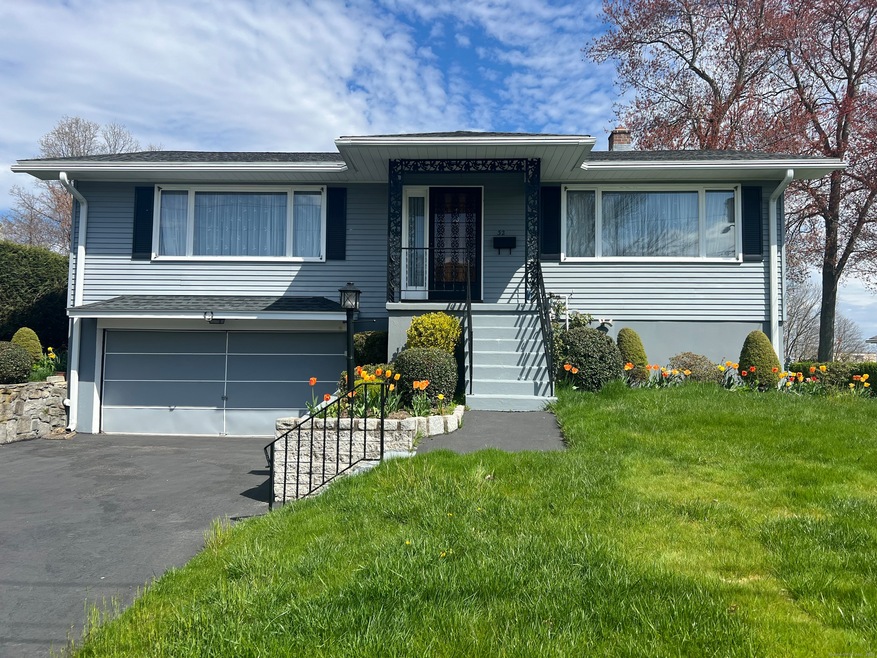 32 Partridge Dr, Waterbury, CT 06708 - photo 1