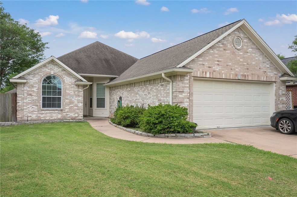 Ranch-style house featuring brick siding, a shingl