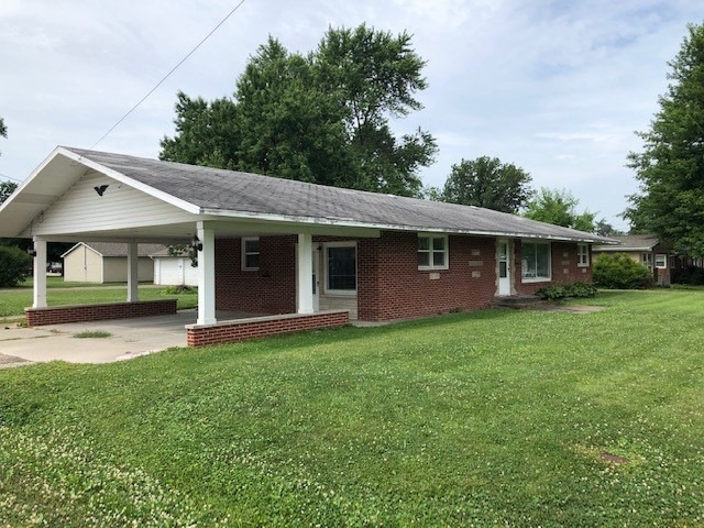 1003 W Saint Louis Ave, Effingham, IL 62401 - photo 1