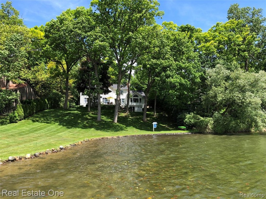 Stunning setting and so hard to find*Almost 1 acre