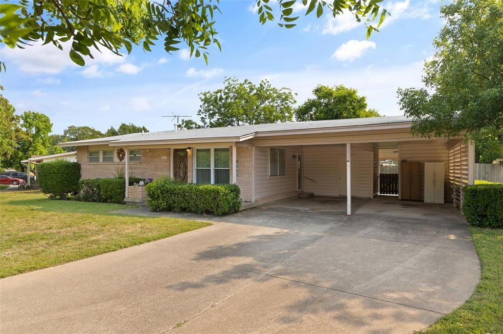 613 Ridgecrest Dr, Hurst, TX 76053 - photo 1