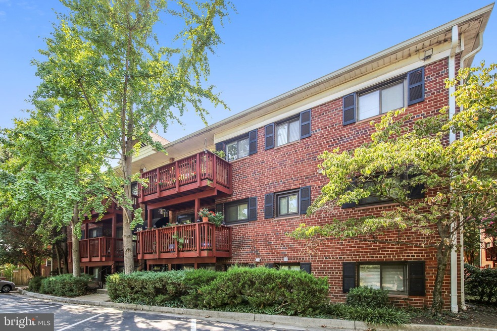 236 W Taylor Run Pkwy unit 1, Alexandria, VA 22314 - photo 1