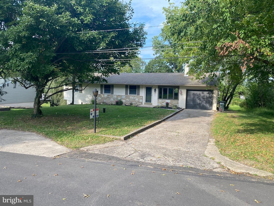 957 Manor Ln, Southampton, PA 18966 - photo 1