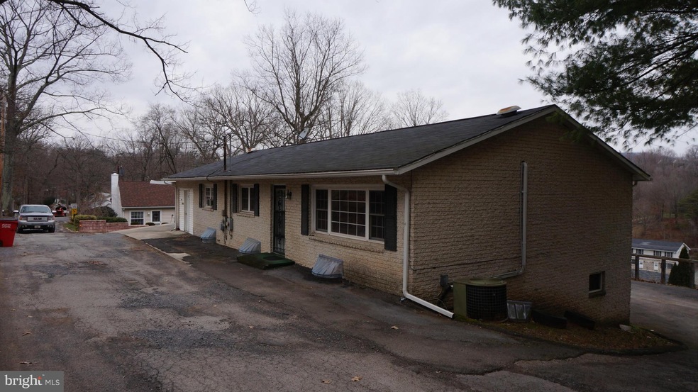 139 Rockwell St, Berkeley Springs, WV 25411 - photo 1
