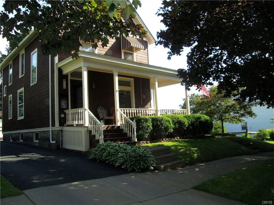 214 E Bridge St includes 3 city lots on one survey