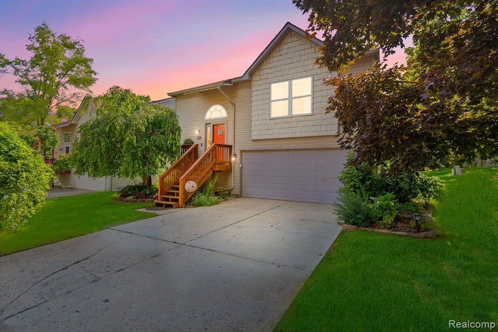 6930 Palos Verdes Ln, Waterford, MI 48327 - photo 1