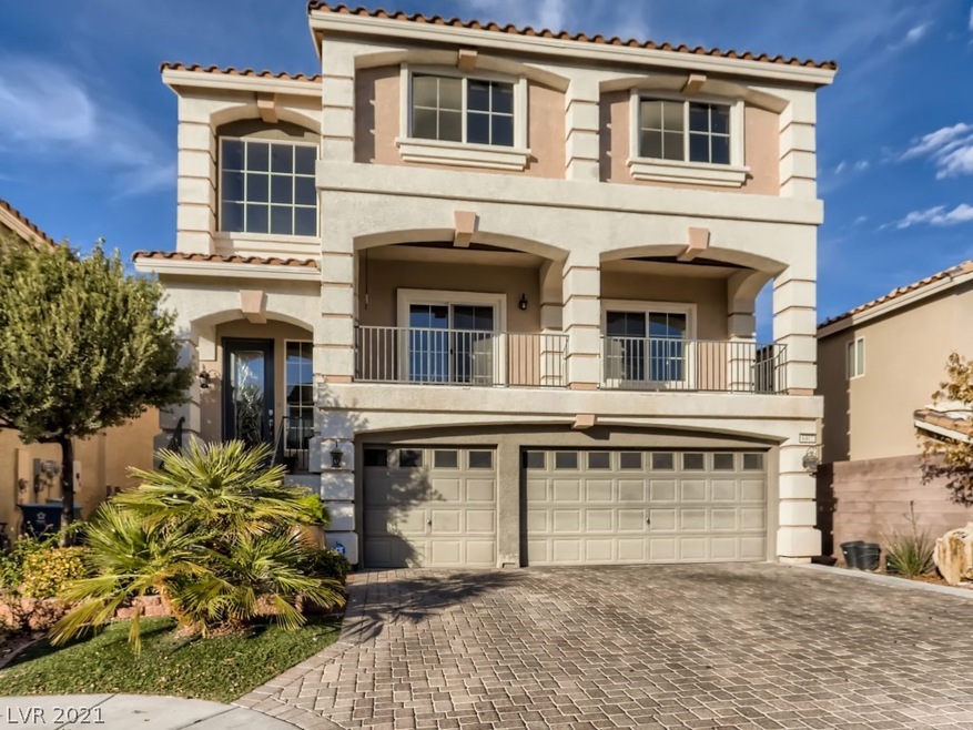 WOW...5 BED + 3 GARAGE....MOVE IN READY!!! Applian
