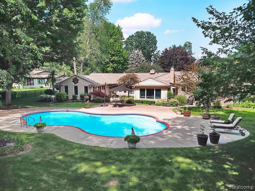 6880 Oakhills Dr, Bloomfield Hills, MI 48301 - photo 1