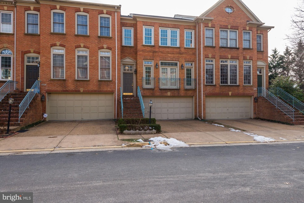 8045 Kidwell Town Ct, Vienna, VA 22182 - photo 1