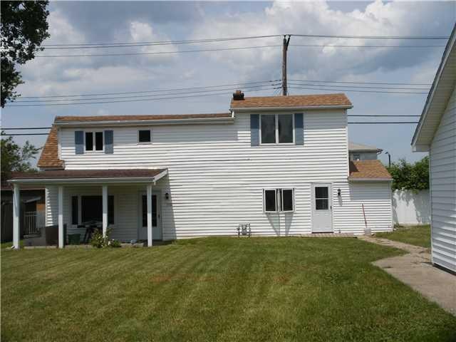 Exterior Front large front lawn for kids and/or pe