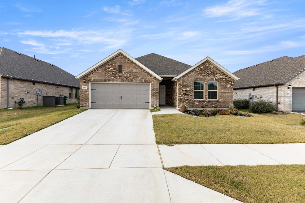 7537 Prairie Holly Ln, Venus, TX 76084 - photo 1