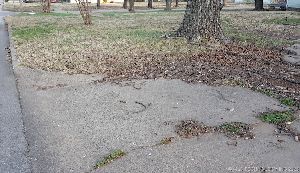 411 N 4th St, Henryetta, OK 74437 - photo 1