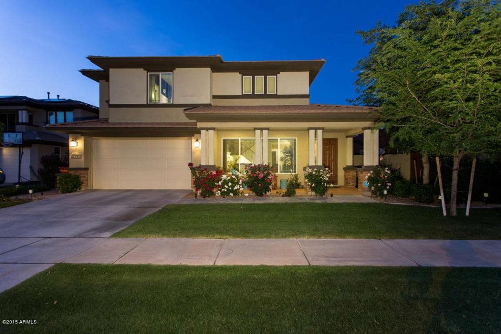 Twilight_Front_of_Home.jpg